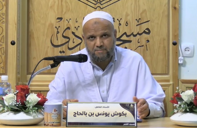 إخبار النبي صلى الله عليه وسلم بما سيكون