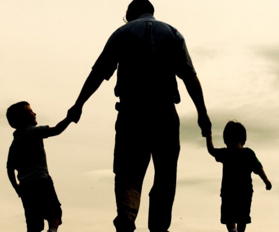 أبي لا يجلس معنا