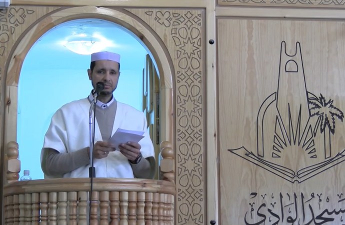 آباؤنا المسنون خدمتهم شرف وعباده